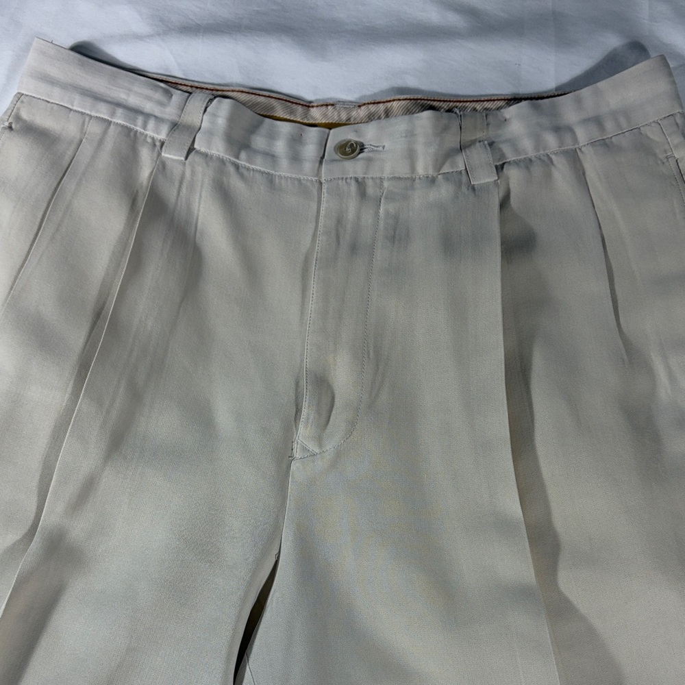 Tommy Bahama mens khaki relaxed silk couble pleated 8" Bermuda shorts - size 35